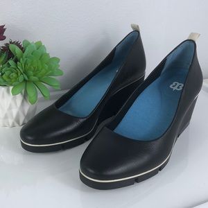 Betabrand All Weather Leather Round Toe Wedge 9